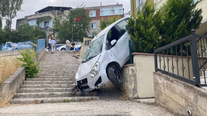 Otomobili ile merdivenlerden inen sürücü, kazayı yara almadan atlattı