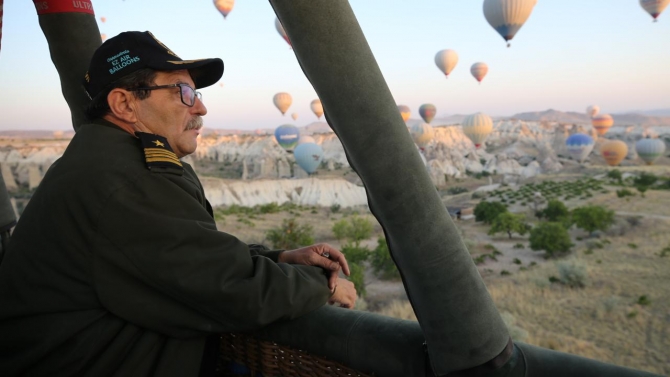 Kapadokya'nın ilk balon pilotu 35'nci yılını gökyüzünde pasta keserek kutladı