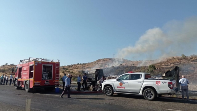 Siirt'te hurma yüklü tırda çıkan ve örtülük alana sıçrayan yangın söndürüldü