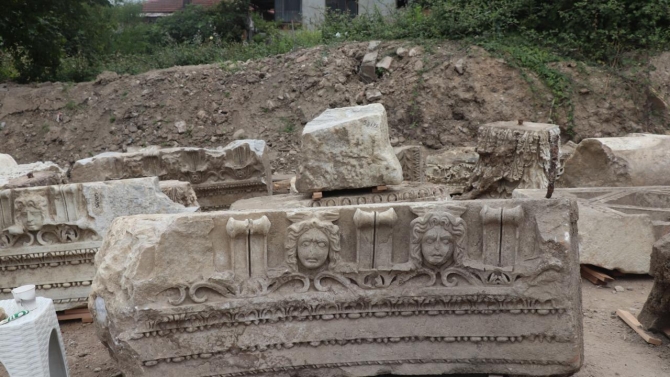 Düzce'deki antik kentte mermer blok ve mimari figürler bulundu