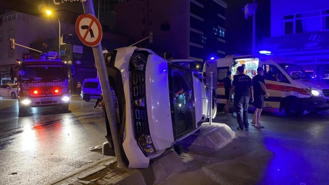 İstanbul'da iki otomobil çarpıştı: 2 yaralı