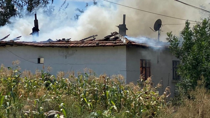 Tekirdağ'da yanan tek katlı ev küle döndü