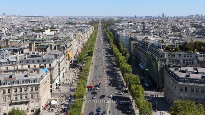 Paris'in her ayın ilk pazarı trafiğe kapatılan alanları yürüyüşseverleri memnun etti