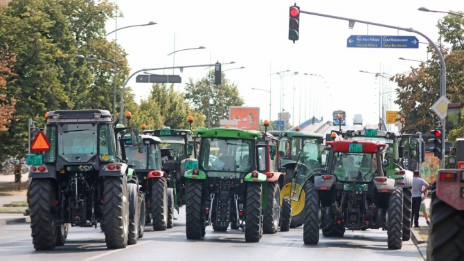 Sırbistanlı çiftçiler traktörlerle iki kavşağı trafiğe kapattı