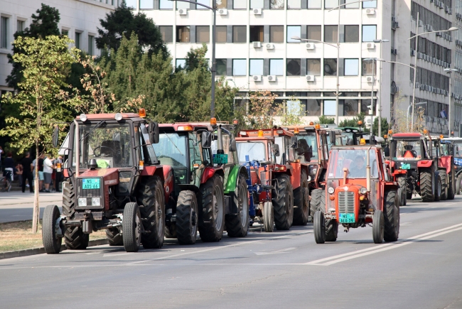 Sırbistanlı çiftçiler traktörlerle iki kavşağı trafiğe kapattı