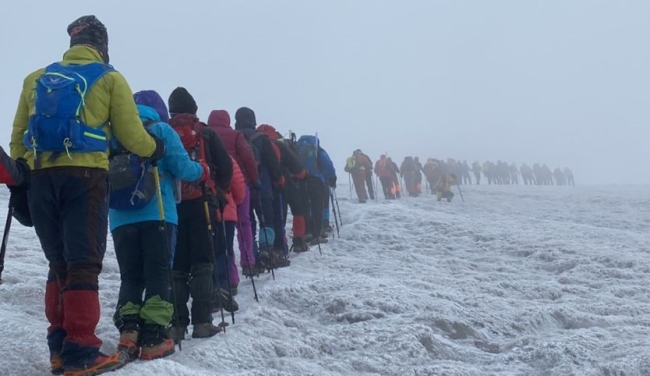 Ağrı Dağı'nda 450 dağcı zirve yaptı