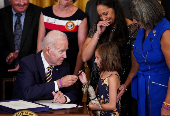 ABD Başkanı Biden gazilerin tedavilerini kolaylaştıran yasayı imzaladı