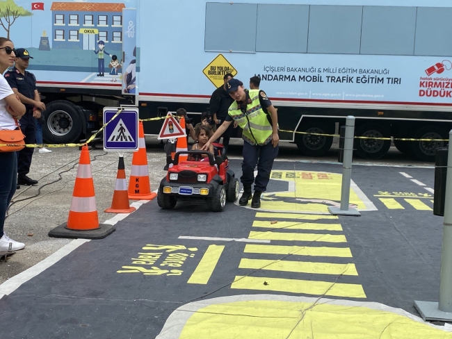 Emniyet kemerinin önemi simülasyon aracıyla anlatıldı