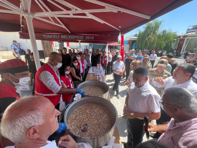 Tunceli ve Erzincan'da vatandaşlara aşure dağıtıldı