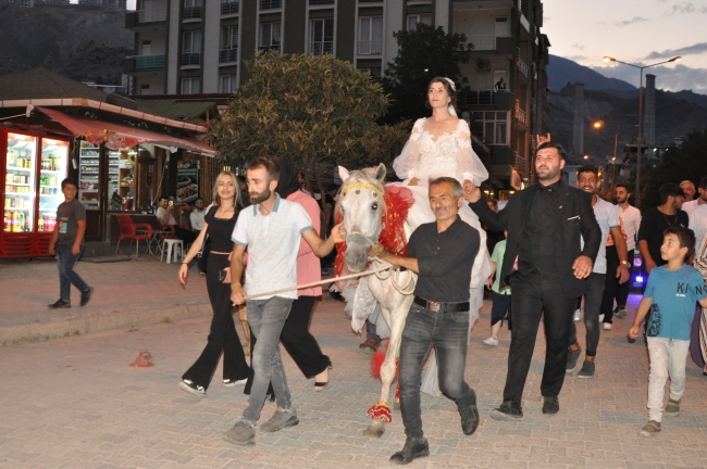 Düğününe at üzerinde giderek çocukluk hayalini gerçekleştirdi