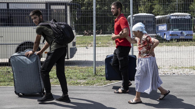 Ukrayna'da yerinden edilen siviller, günler süren yolculuktan sonra kamplara ulaşabiliyor