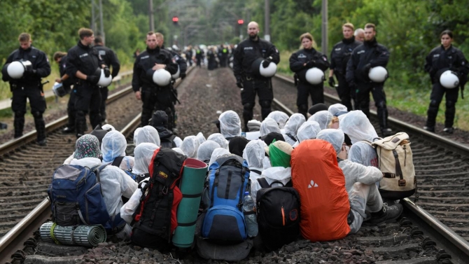 Hamburg'da polis gösteri yapan çevrecilere biber gazı kullandı