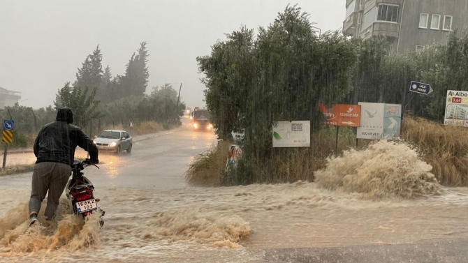 Bursa'da sağanak: Yollar göle döndü