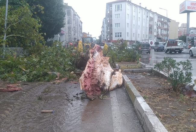 Bursa'da sağanak: Yollar göle döndü