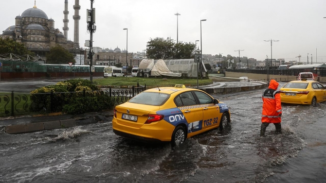 İstanbul'da sağanak su baskınlarına yol açtı