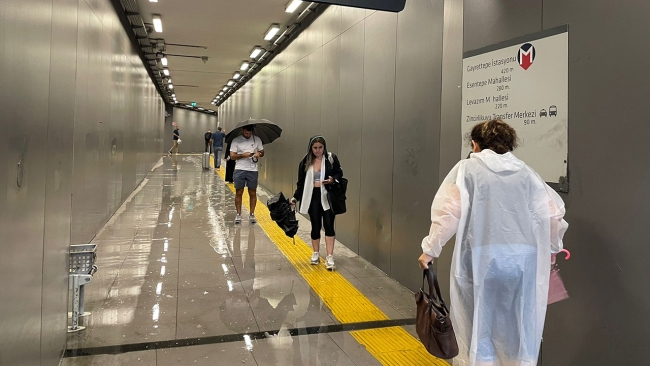 İstanbul'da sağanak su baskınlarına yol açtı