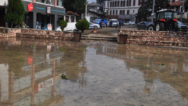 Bolu'da sağanak: Yamaçlardan yollara kaya parçaları düştü