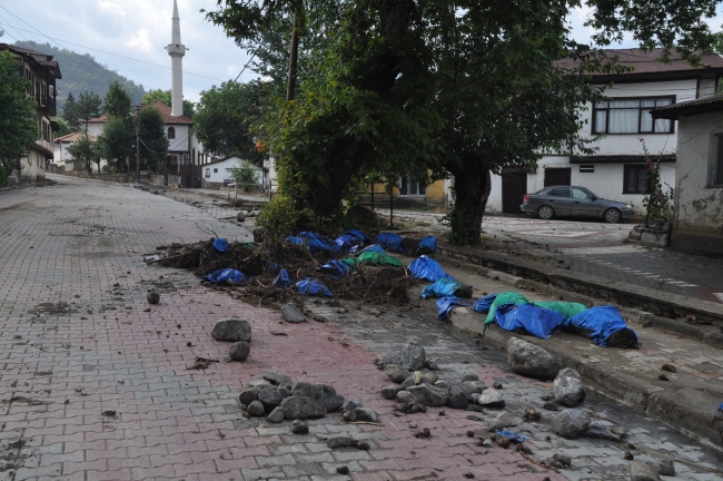 Bolu'da sağanak: Yamaçlardan yollara kaya parçaları düştü