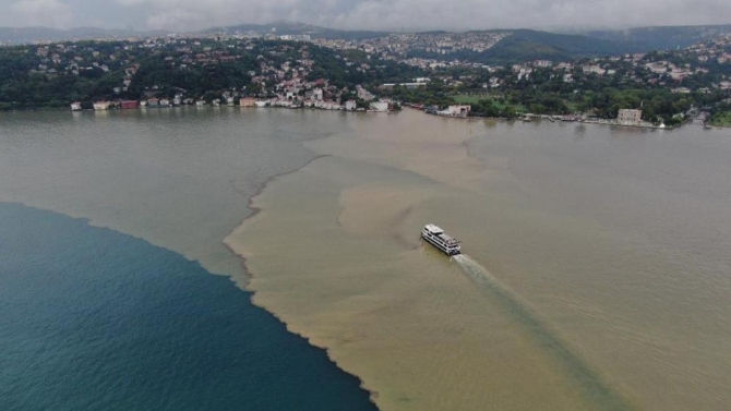 İstanbul Boğazı sağanak sonrası çamura bulandı