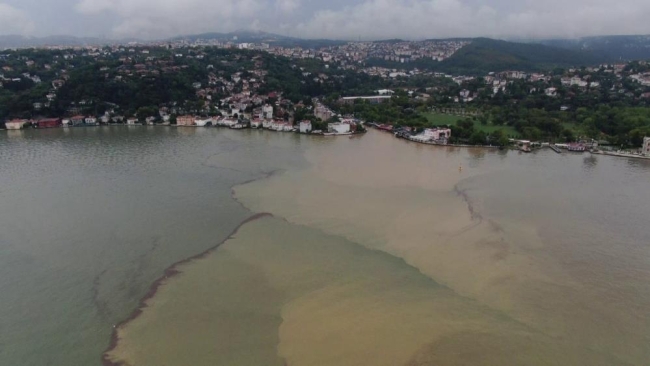 İstanbul Boğazı sağanak sonrası çamura bulandı