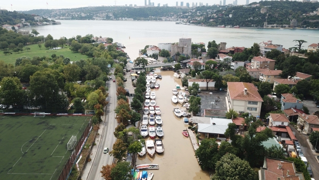 İstanbul Boğazı sağanak sonrası çamura bulandı