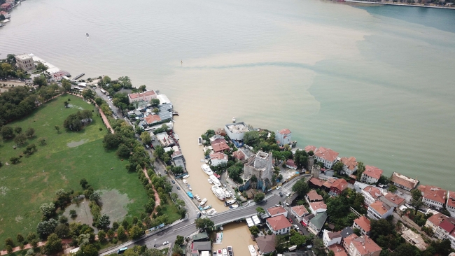 İstanbul Boğazı sağanak sonrası çamura bulandı