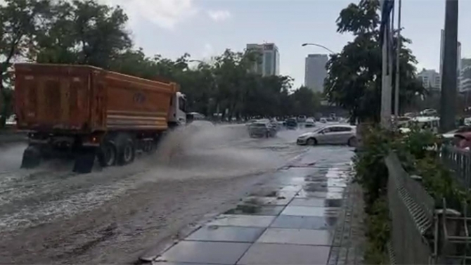 Ankara'da sağanak ve fırtına: Ağaçlar devrildi, yolları su bastı