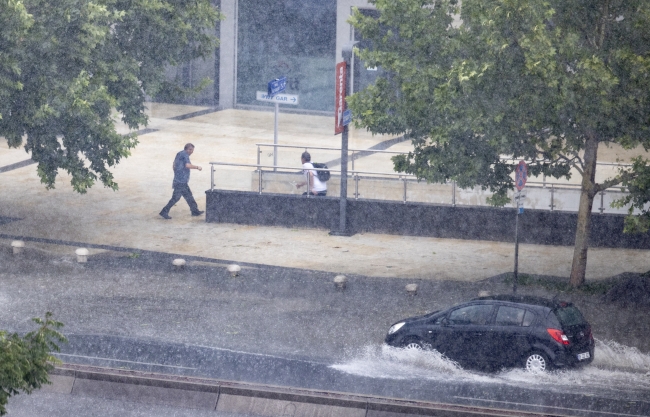 Ankara'da sağanak ve fırtına: Ağaçlar devrildi, yolları su bastı