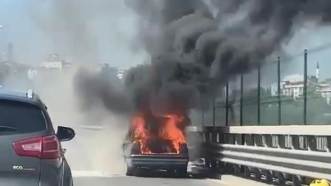 Kağıthane'de seyir halindeki otomobil alev aldı