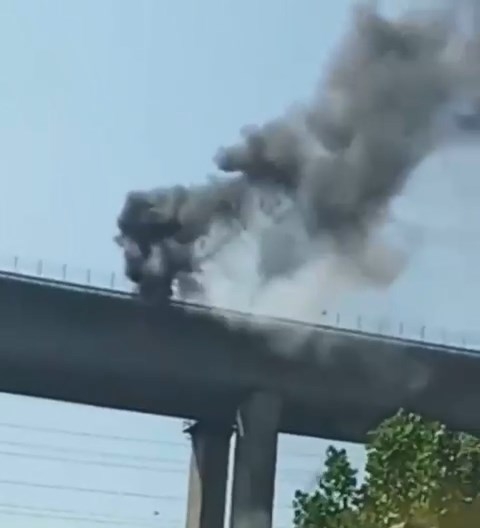 Kağıthane'de seyir halindeki otomobil alev aldı