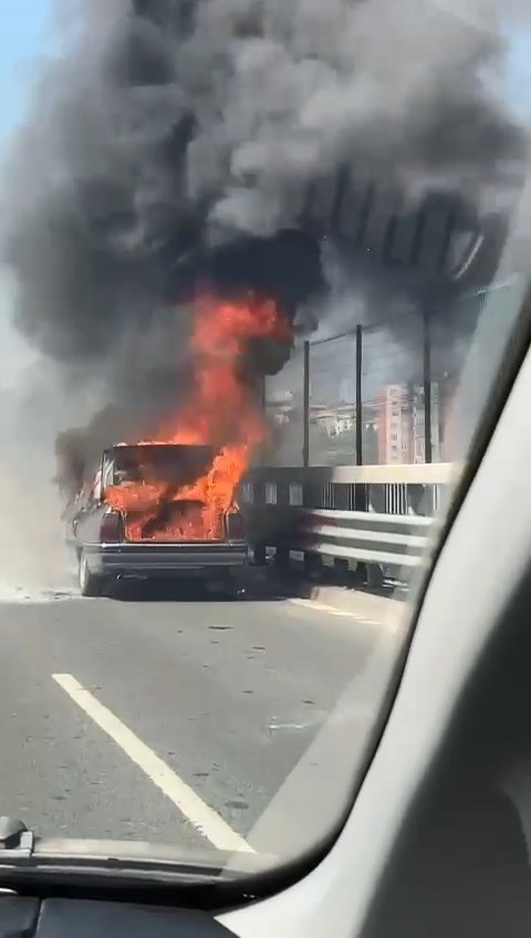 Kağıthane'de seyir halindeki otomobil alev aldı