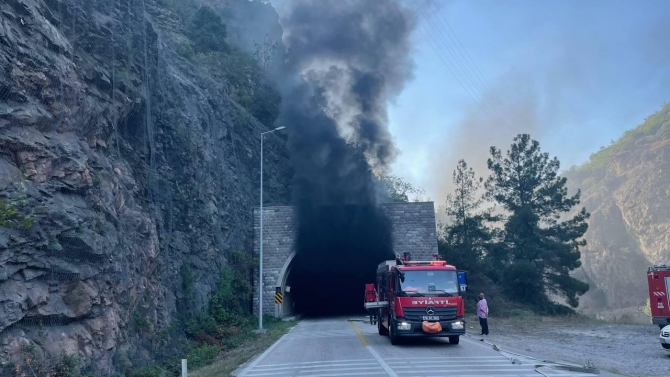 Karabük'te tünelde alev alan tankere müdahale ediliyor