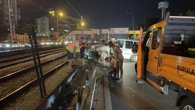 Direksiyon hakimiyetini kaybeden araç Bursaray'ın bariyerine çarptı