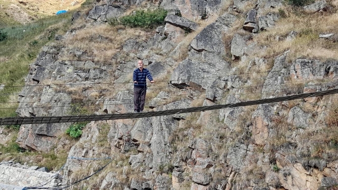 Yol yapma izni alamayınca asma köprü yaptı