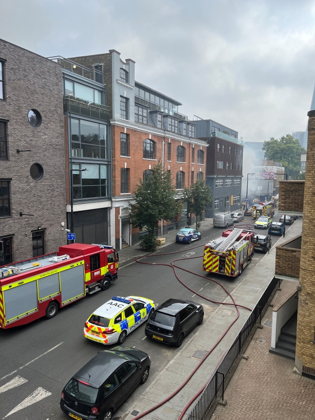 Londra'da metro yakınında yangın: İstasyon kullanıma kapatıldı