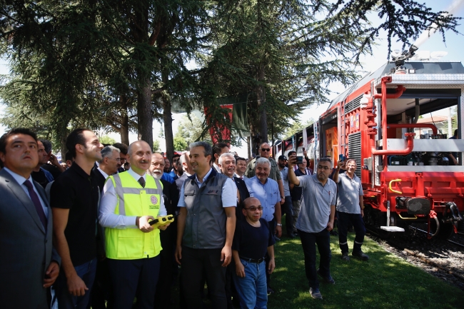 Bakan Karaismailoğlu: Milli elektrikli lokomotifin imalatı başladı