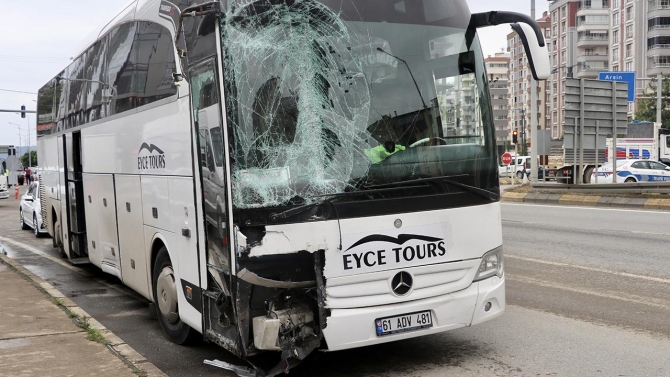 Yolcu otobüsü ışıkta bekleyen araçlara çarptı: 5 yaralı