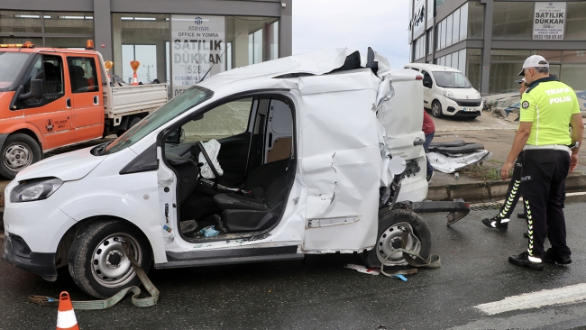 Yolcu otobüsü ışıkta bekleyen araçlara çarptı: 5 yaralı