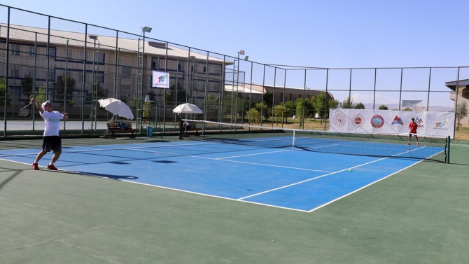 "Geleneksel 2. Ağrı Dağı Tenis Turnuvası" başladı