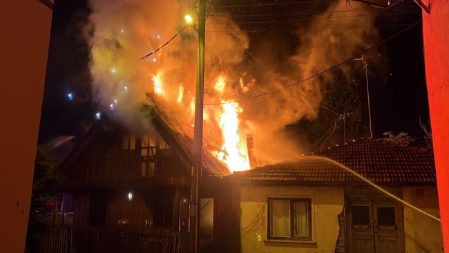 Elektrik tellerine sıçrayan yangın mahalleyi elektriksiz bıraktı