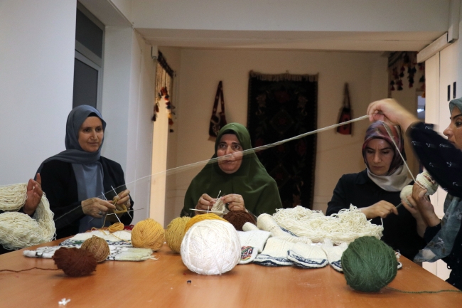 Iğdırlı kadınlar 'yün çorap dokumacılığı'nı yürütüyor