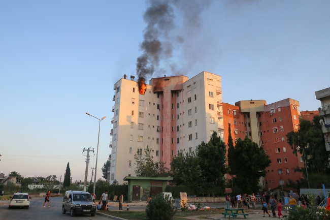 Antalya'da ev yangını: Mahsur kalan 3 kişi kurtarıldı