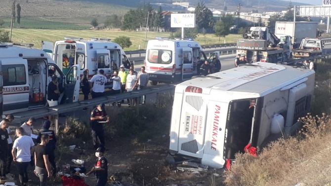 Afyonkarahisar'da yolcu otobüsü devrildi: 1 ölü, 30 yaralı