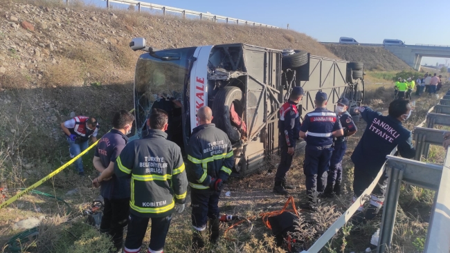 Afyonkarahisar'da yolcu otobüsü devrildi: 1 ölü, 30 yaralı