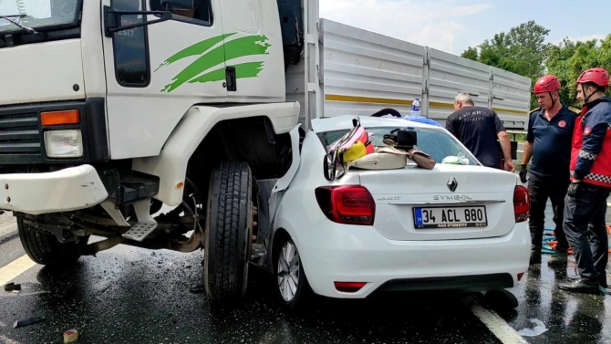 Sakarya'da otomobil kamyonun altına girdi: 1 ölü, 4 yaralı