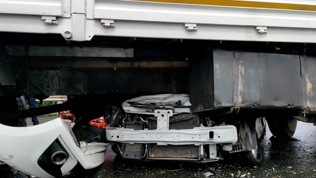 Sakarya'da otomobil kamyonun altına girdi: 1 ölü, 4 yaralı