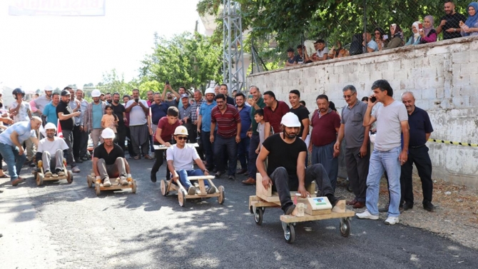 Adana'da el yapımı tahta araçlar yarıştı