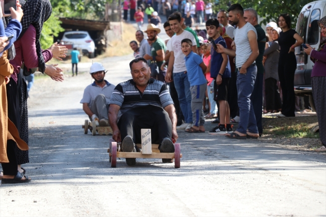 Adana'da el yapımı tahta araçlar yarıştı