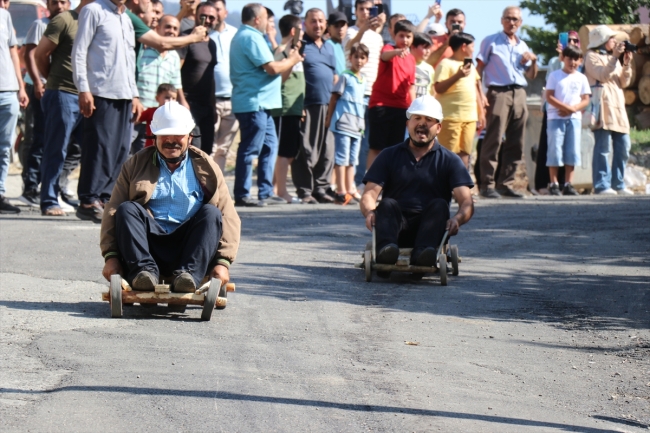 Adana'da el yapımı tahta araçlar yarıştı