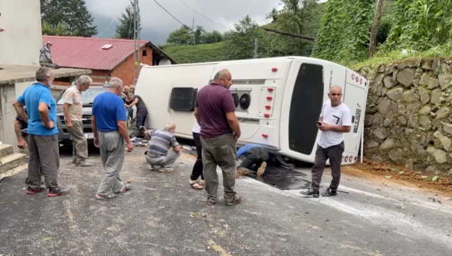 Rize'de tur otobüsü devrildi: 25 yaralı